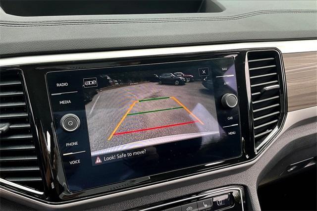 Photo of 2023 Opal White Pearl Effect Volkswagen Atlas