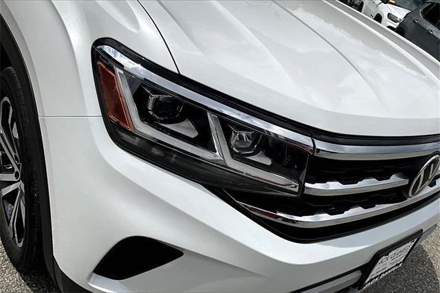 Photo of 2023 Opal White Pearl Effect Volkswagen Atlas