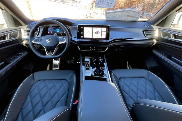 Photo of 2025 Opal White Pearl Effect Volkswagen Atlas Cross Sport
