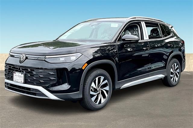 Photo of 2025 Deep Black Pearl Effect Volkswagen Tiguan