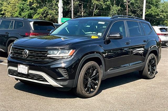 Photo of 2022 Deep Black Pearl Effect Volkswagen Atlas