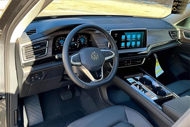 Photo of 2025 Opal White Pearl Effect Volkswagen Atlas Cross Sport