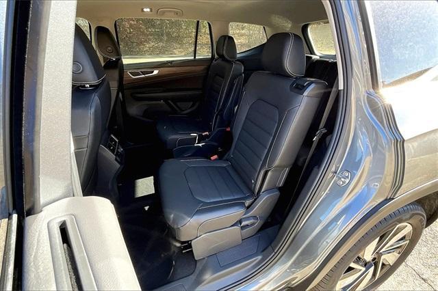 Photo of 2025 Opal White Pearl Effect Volkswagen Atlas Cross Sport