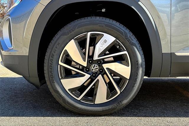 Photo of 2025 Opal White Pearl Effect Volkswagen Atlas Cross Sport