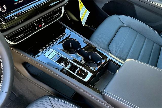 Photo of 2025 Opal White Pearl Effect Volkswagen Atlas Cross Sport