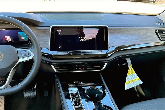Photo of 2025 Opal White Pearl Effect Volkswagen Atlas Cross Sport
