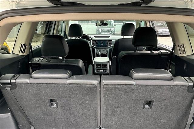 Photo of 2023 Opal White Pearl Effect Volkswagen Atlas