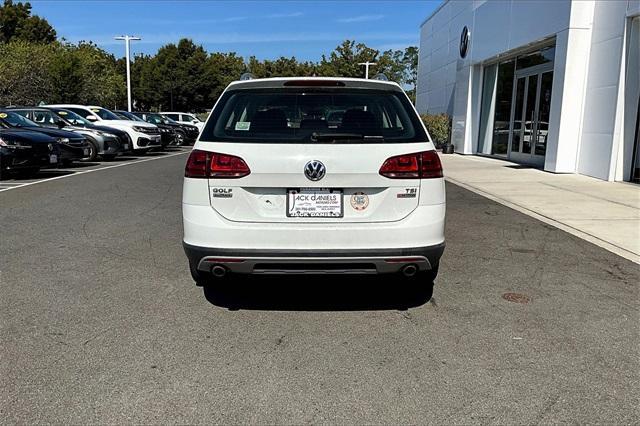 Photo of 2017 Pure White Volkswagen Golf Alltrack