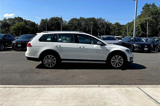 Photo of 2017 Pure White Volkswagen Golf Alltrack