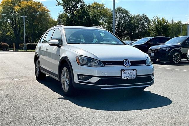 Photo of 2017 Pure White Volkswagen Golf Alltrack