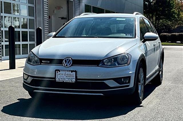 Photo of 2017 Pure White Volkswagen Golf Alltrack