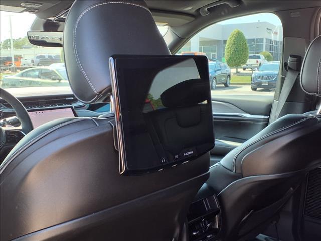 Photo of 2023 Silver Zynith Jeep Grand Cherokee