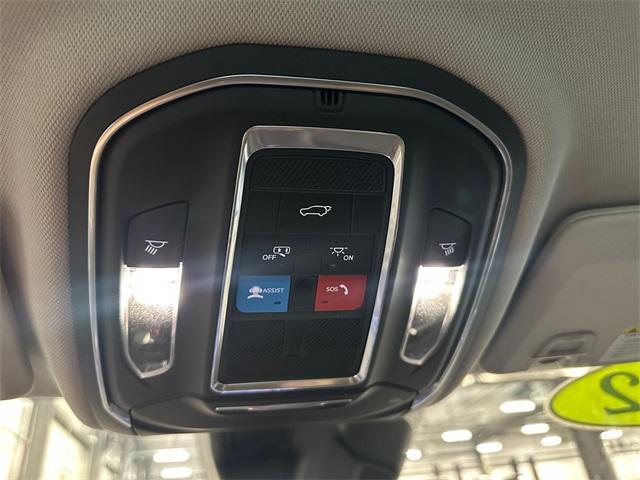 Photo of 2022 Diamond Black Jeep Grand Cherokee L