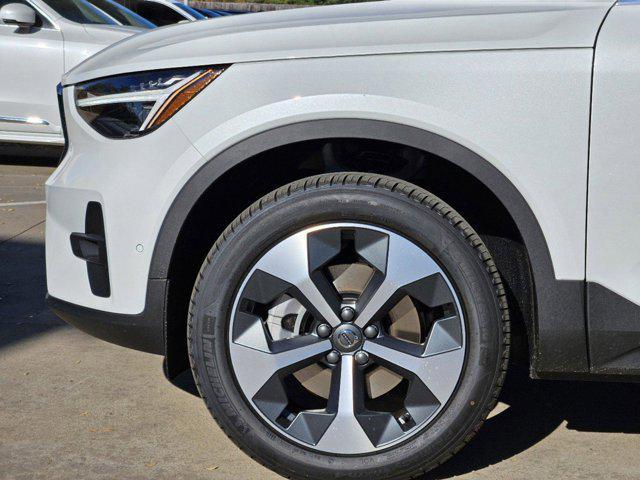 Photo of 2025 Crystal White Pearl Volvo XC40