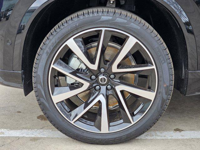 Photo of 2025 Onyx Black Metallic Volvo XC90