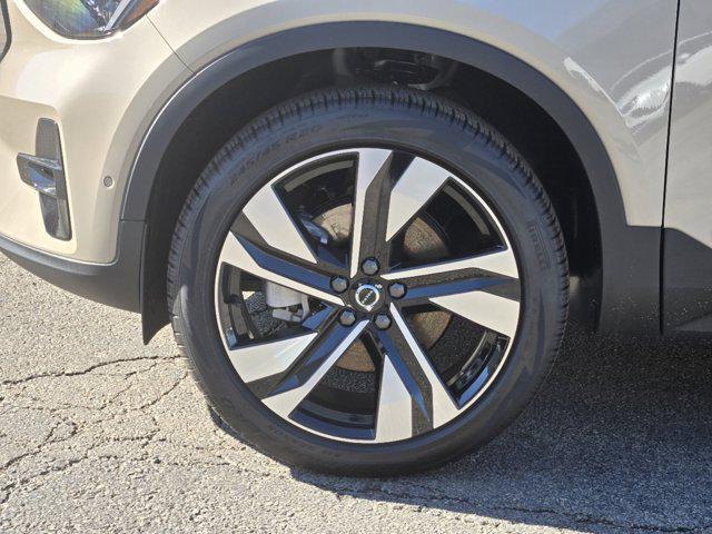 Photo of 2025 Sand Dune Metallic Volvo XC40