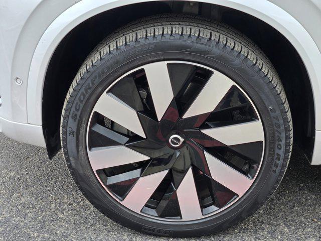 Photo of 2023 Crystal White Metallic Volvo XC90 Recharge Plug-In Hybrid