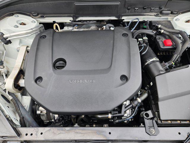Photo of 2022 Crystal White Metallic Volvo XC60