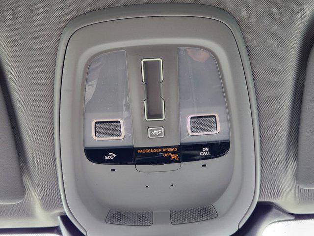 Photo of 2022 Crystal White Metallic Volvo XC60