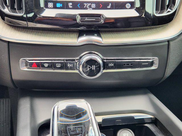 Photo of 2022 Crystal White Metallic Volvo XC60