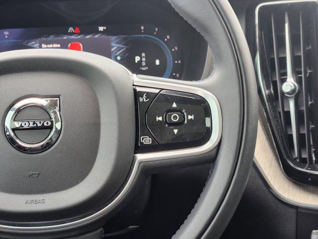 Photo of 2022 Crystal White Metallic Volvo XC60