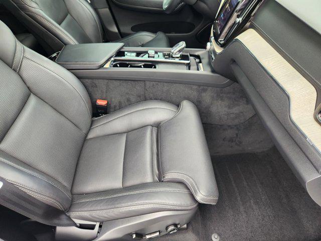 Photo of 2022 Crystal White Metallic Volvo XC60