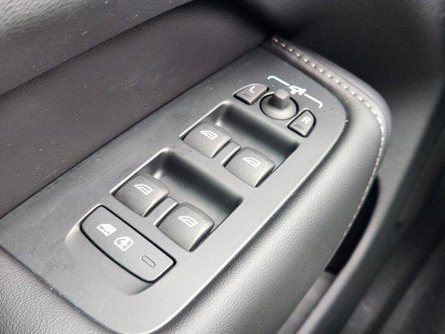 Photo of 2022 Crystal White Metallic Volvo XC60