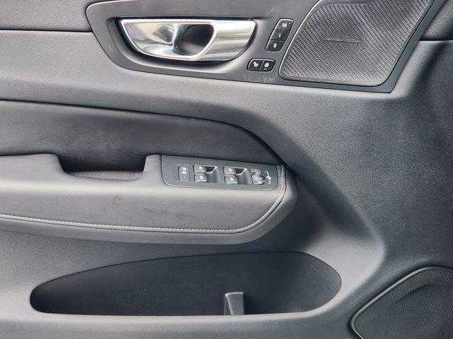 Photo of 2022 Crystal White Metallic Volvo XC60