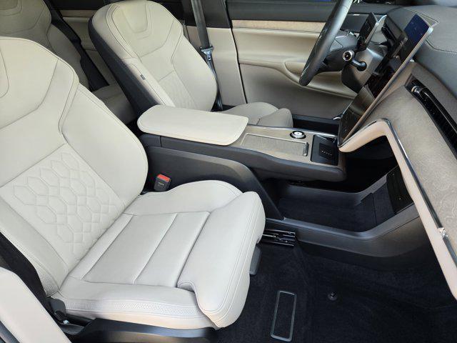 Photo of 2025 Onyx Black Metallic Volvo EX90