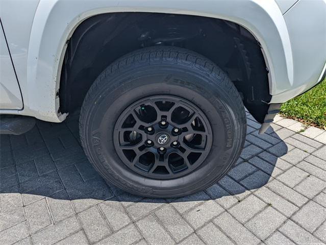 Photo of 2021 Super White Toyota Tacoma