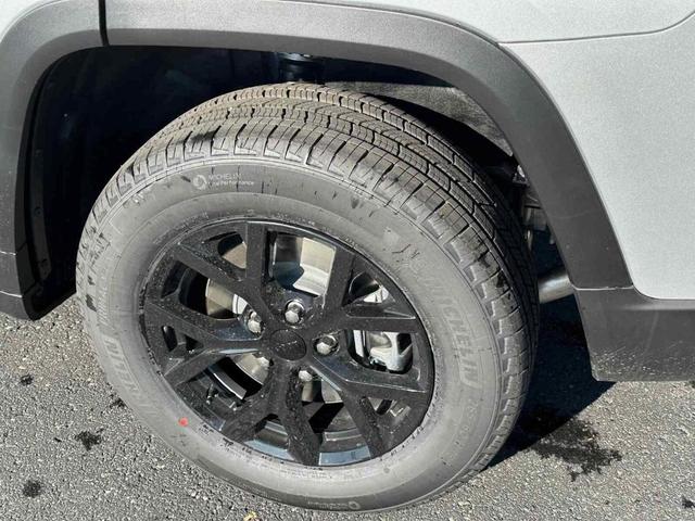 Photo of 2025 Silver Zynith Jeep Grand Cherokee L