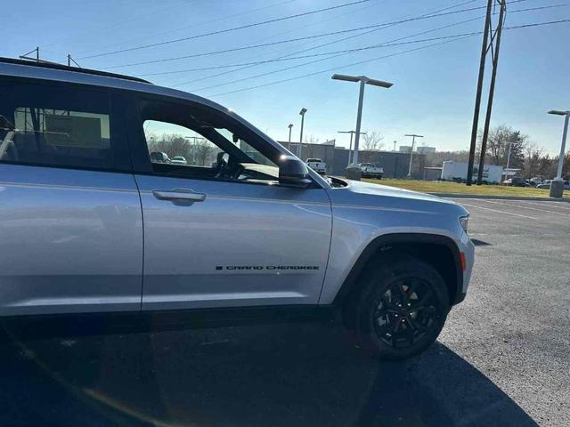 Photo of 2025 Silver Zynith Jeep Grand Cherokee L