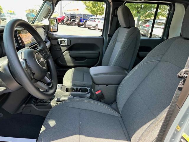 Photo of 2025 Anvil Clearcoat Jeep Gladiator