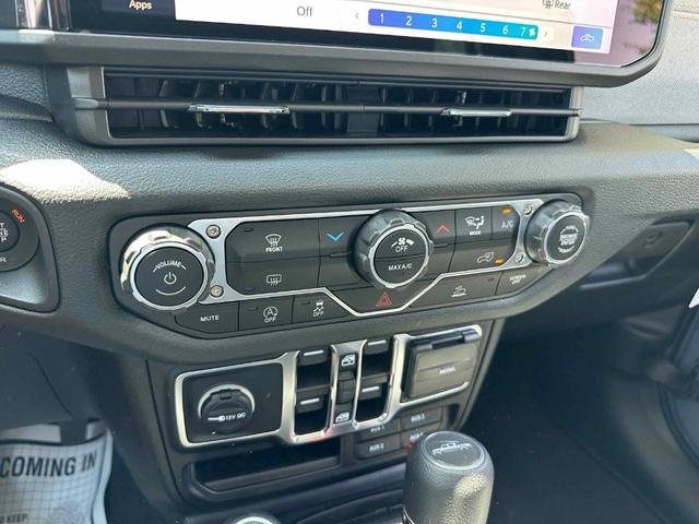 Photo of 2025 Anvil Clearcoat Jeep Gladiator
