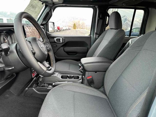 Photo of 2025 Anvil Clearcoat Jeep Gladiator