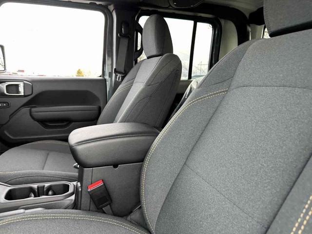 Photo of 2025 Anvil Clearcoat Jeep Gladiator