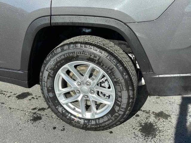 Photo of 2025 Metallic Jeep Grand Cherokee L