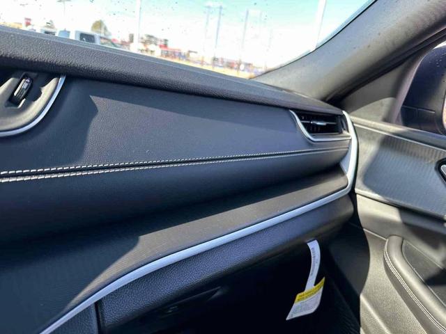 Photo of 2025 Metallic Jeep Grand Cherokee L