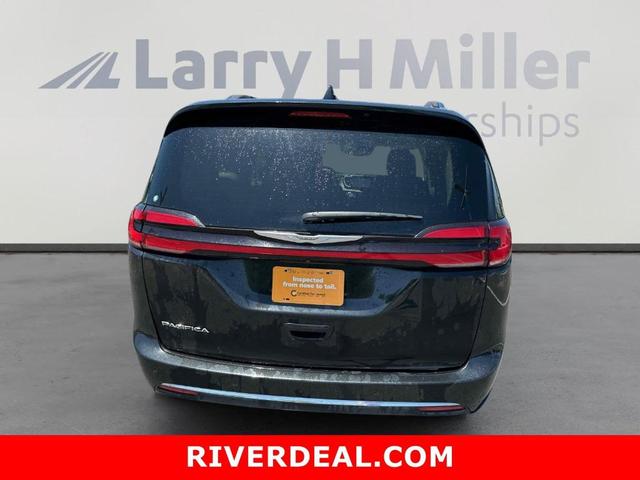 Photo of 2021 Brilliant Black Crystal Pearlcoat Chrysler Pacifica
