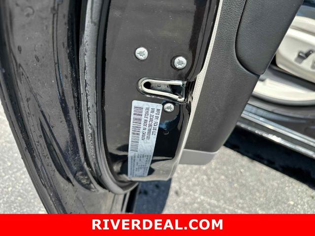 Photo of 2021 Brilliant Black Crystal Pearlcoat Chrysler Pacifica