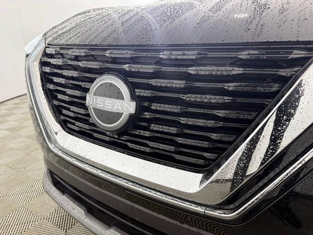 Photo of 2022 Super Black Nissan Rogue