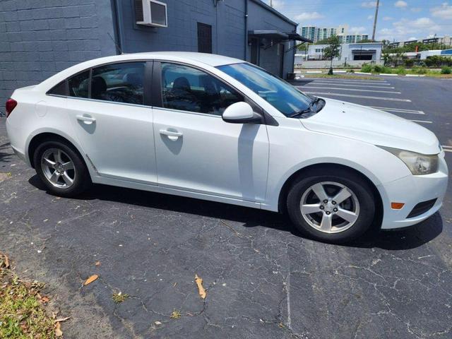 Photo of 2014 Summit White Chevrolet Cruze