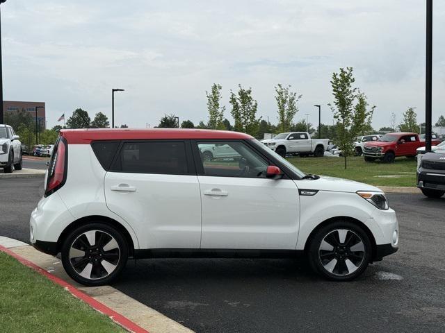 Photo of 2017 White w/Red Roof Kia Soul