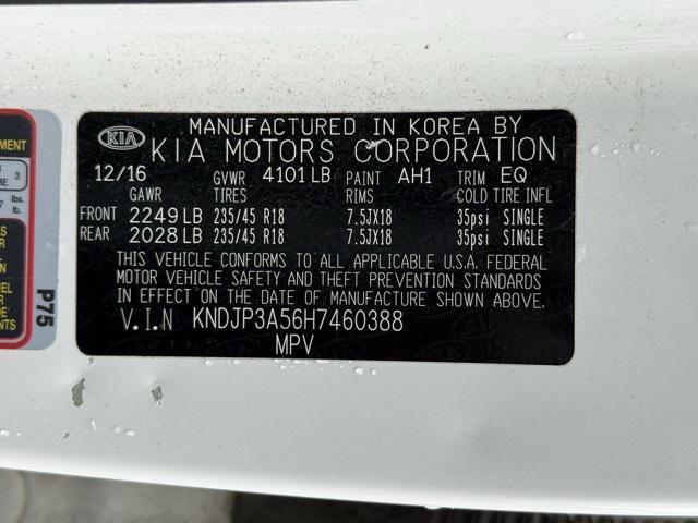Photo of 2017 White w/Red Roof Kia Soul