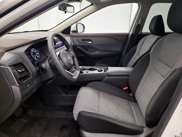 Photo of 2023 White Nissan Rogue