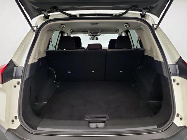 Photo of 2023 White Nissan Rogue