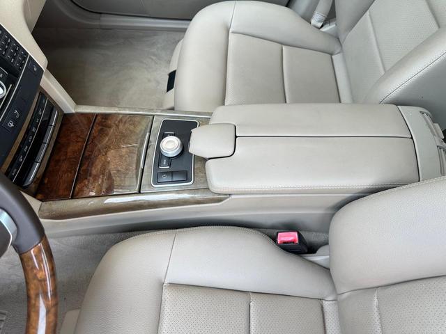Photo of 2011 BLACK Mercedes-Benz E-Class