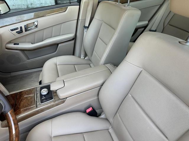Photo of 2011 BLACK Mercedes-Benz E-Class