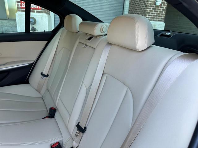 Photo of 2019 WHITE BMW 330