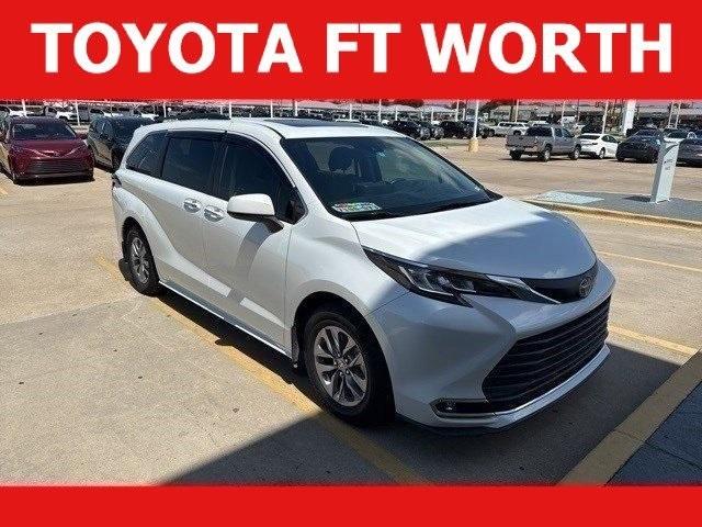 Photo of 2022 Celestial Silver Metallic Toyota Sienna